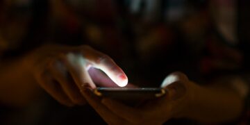 Especialista dá 6 dicas para proteger jovens de golpes por IA