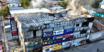 Bombeiros levam mais de 5h para conter incêndio em depósito