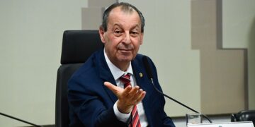 Omar Aziz rejeita emendas e mantém relatório da PEC da escala 6×1