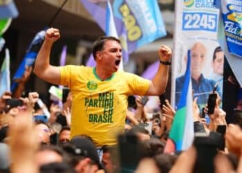 STF abre inquérito contra Flávio Bolsonaro por filme Dark Horse