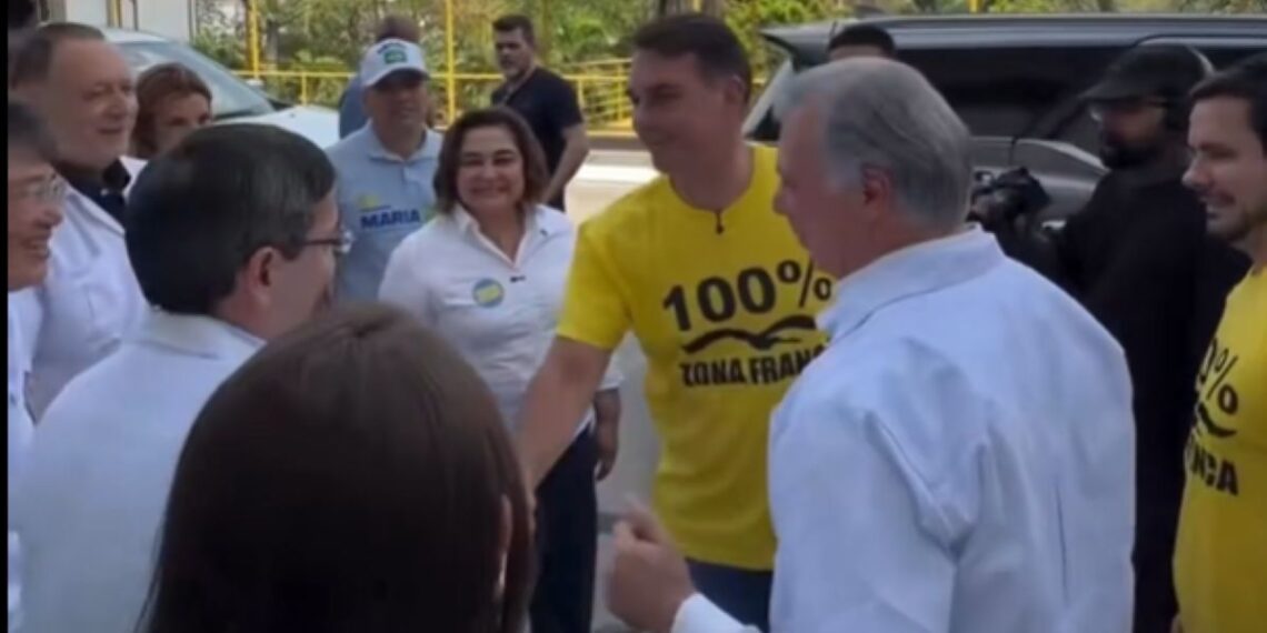 Flávio visita fábrica em Manaus, propõe data centers e nega desvios