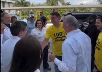 Flávio visita fábrica em Manaus, propõe data centers e nega desvios