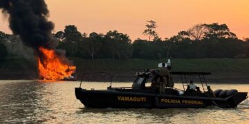 PF e Ibama destroem 22 dragas de garimpo ilegal no rio Madeira