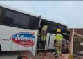 Após mal súbito, motorista bate micro-ônibus em muro na Redenção