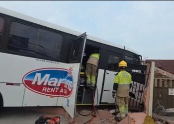 Após mal súbito, motorista bate micro-ônibus em muro na Redenção