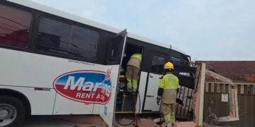 Após mal súbito, motorista bate micro-ônibus em muro na Redenção