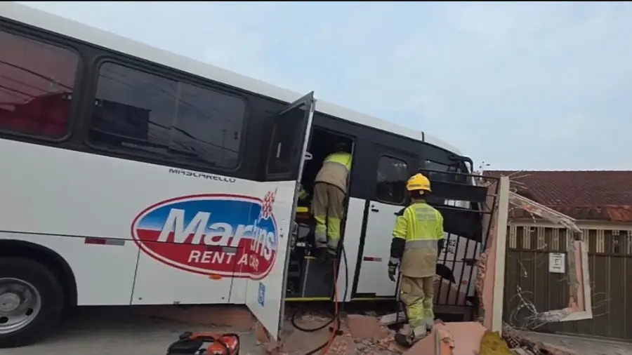 Após mal súbito, motorista bate micro-ônibus em muro na Redenção