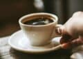 Estudo de Oxford alerta: café acima de 65°C triplica risco de câncer