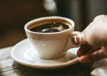 Estudo de Oxford alerta: café acima de 65°C triplica risco de câncer