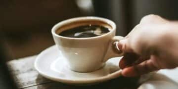 Estudo de Oxford alerta: café acima de 65°C triplica risco de câncer