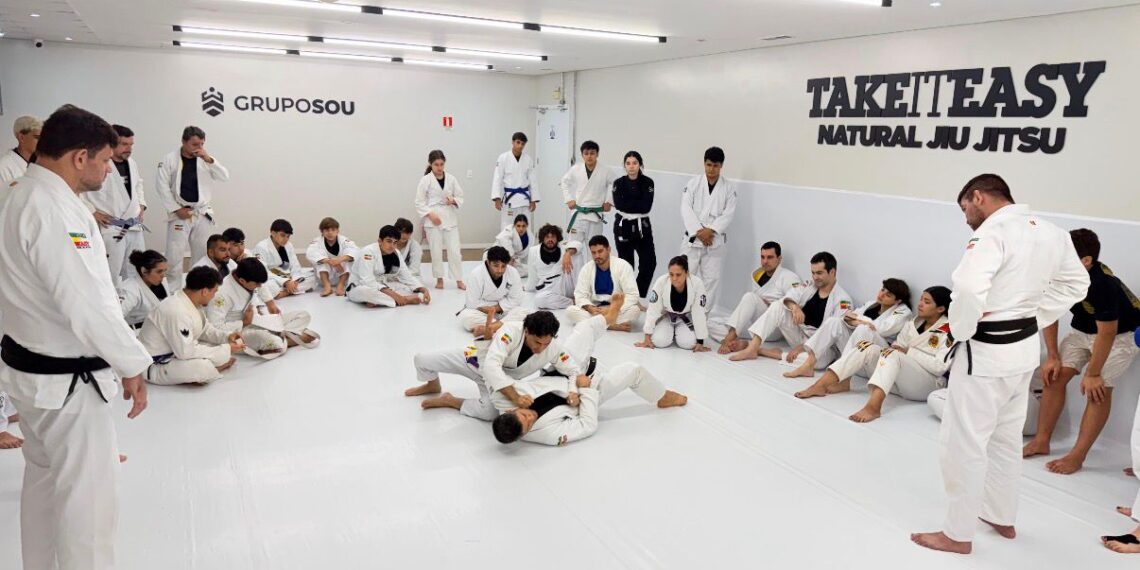 Jiu-jitsu vira ferramenta contra ansiedade e telas em Manaus