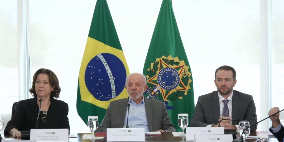 Lula anuncia reajuste de 15% e piso do Bolsa Familia vai a R$ 691