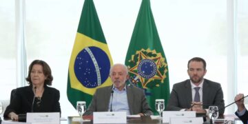 Lula anuncia reajuste de 15% e piso do Bolsa Familia vai a R$ 691