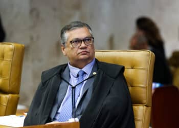 Flávio Dino revoga afastamento de chefe da PF determinado por Mendonça