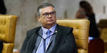 Flávio Dino revoga afastamento de chefe da PF determinado por Mendonça