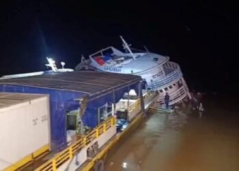 Barco que ia de Carauari para Manaus afunda após bater em tronco