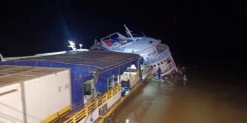 Barco que ia de Carauari para Manaus afunda após bater em tronco