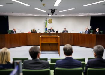 STF forma maioria para manter afastamento do diretor-geral da PF