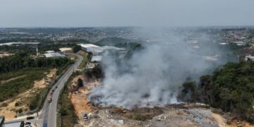 Manaus amanhece sob fumaça e bate pior nível de ar de 2026