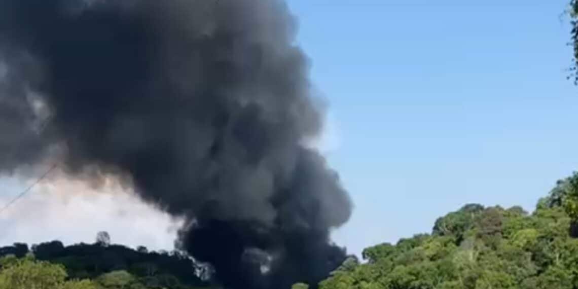Incêndio de grande proporção mobiliza bombeiros no Distrito 2