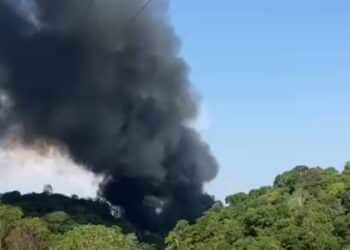 Incêndio de grande proporção mobiliza bombeiros no Distrito 2