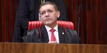 Nunes Marques avalia pedido de liminar para anular condenação de Jair